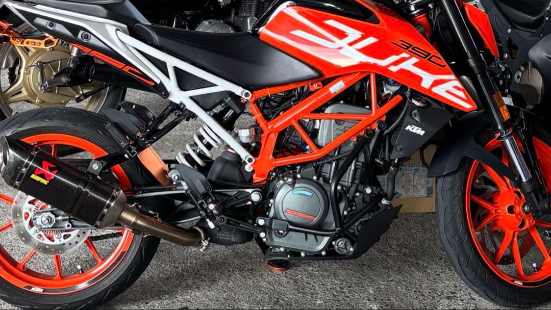 B*n様 AKRAPOVIC カーボンファイバー マフラーKTM390Duke