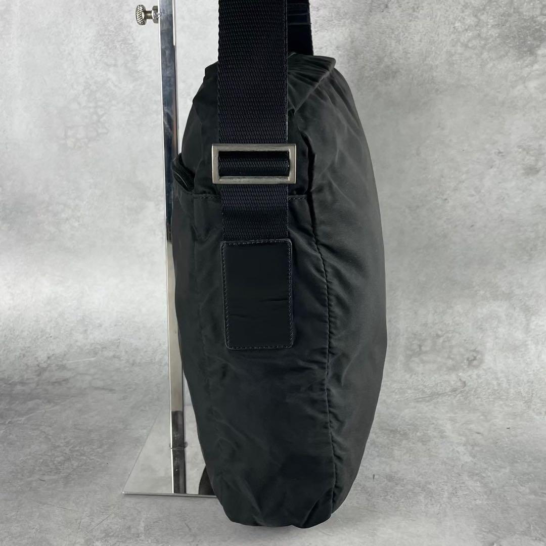 オートミール様プラダ　三角ロゴ　ナイロン　レザー　ブラック　ショルダーバッグ