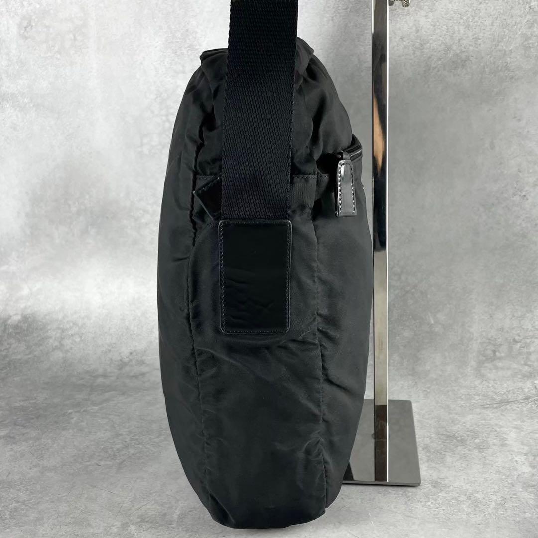 オートミール様プラダ　三角ロゴ　ナイロン　レザー　ブラック　ショルダーバッグ