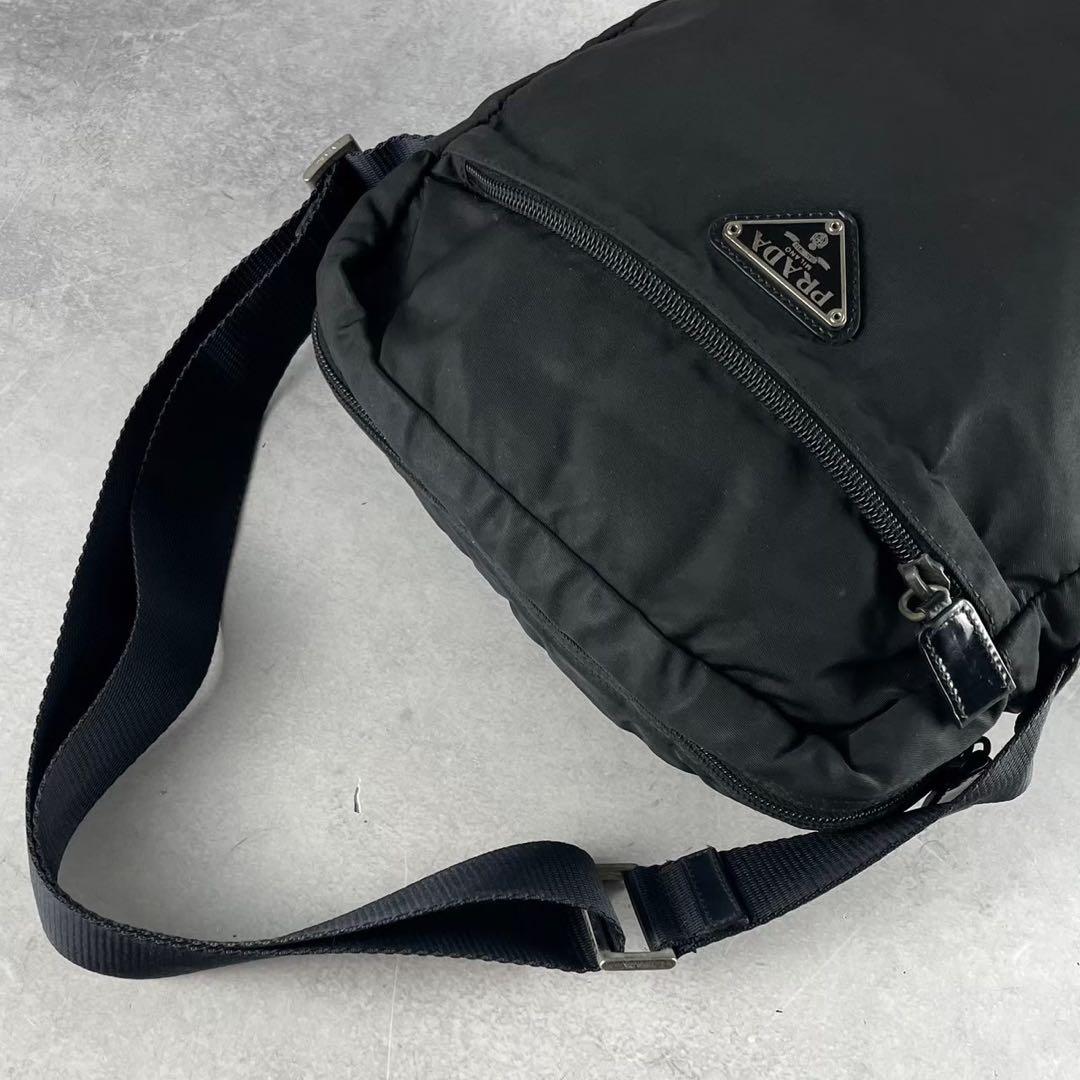 オートミール様プラダ　三角ロゴ　ナイロン　レザー　ブラック　ショルダーバッグ