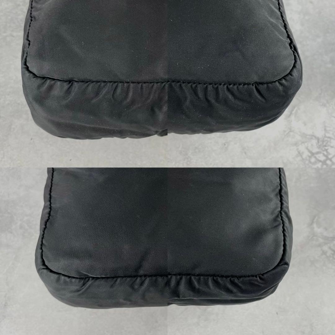 オートミール様プラダ　三角ロゴ　ナイロン　レザー　ブラック　ショルダーバッグ