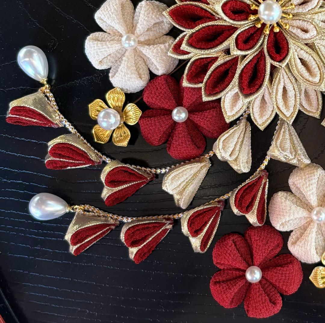 つまみ細工　髪飾り　濃いエンジ　アイボリー