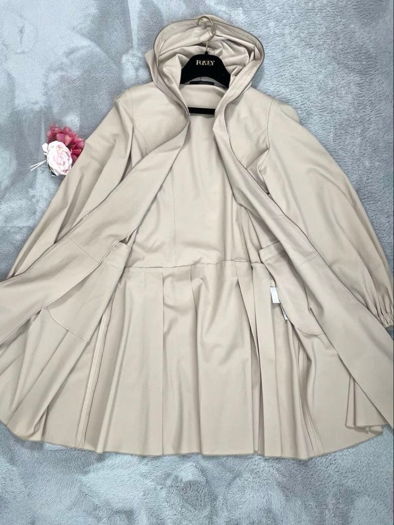【FOXEY 】フォクシー レイニーコート　フード付き　ベージュ　サイズ42