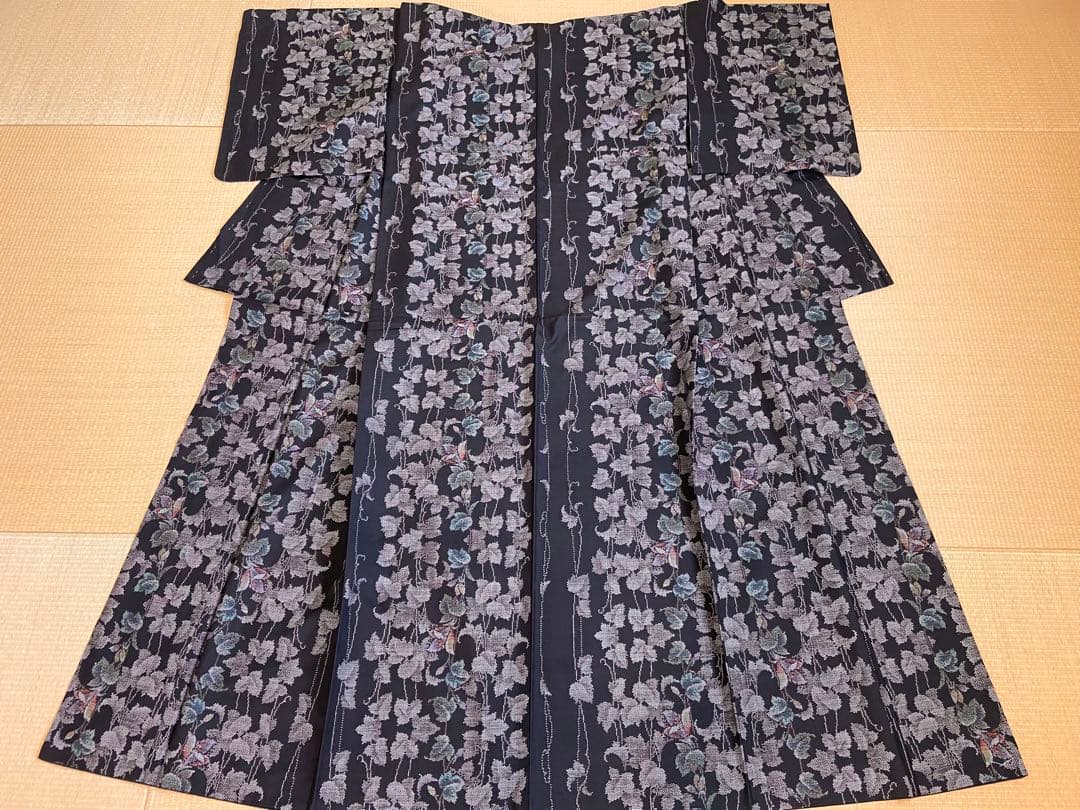 美品☆黒色　泥染本場大島紬　花唐草　蔦模様　着物（袷）