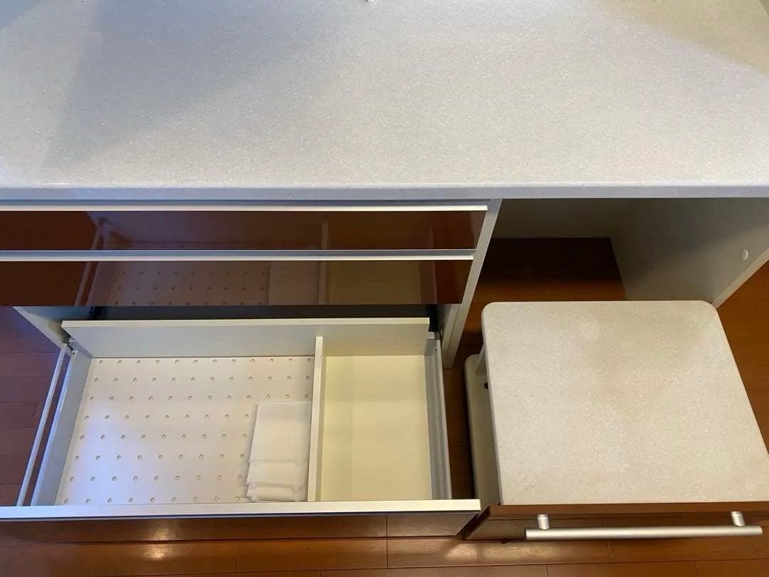 ブラウン食器棚・キッチンカウンター