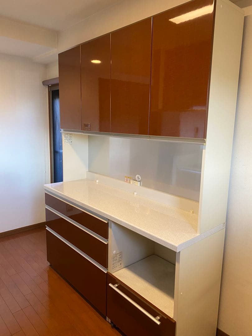 ブラウン食器棚・キッチンカウンター