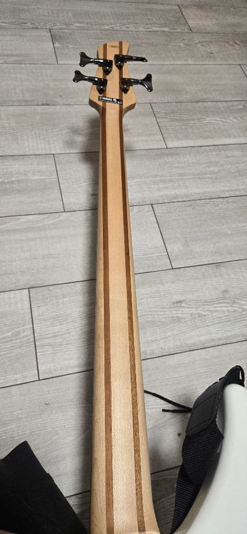 エレキベース ホワイト 4弦 ギグバッグ付き