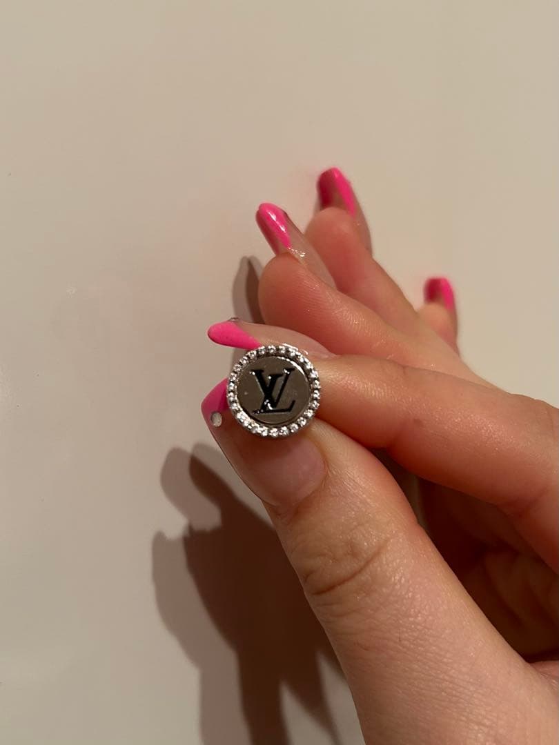 LOUIS VUITTON ブラック ピアス(片耳用)