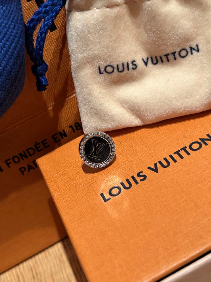 LOUIS VUITTON ブラック ピアス(片耳用)