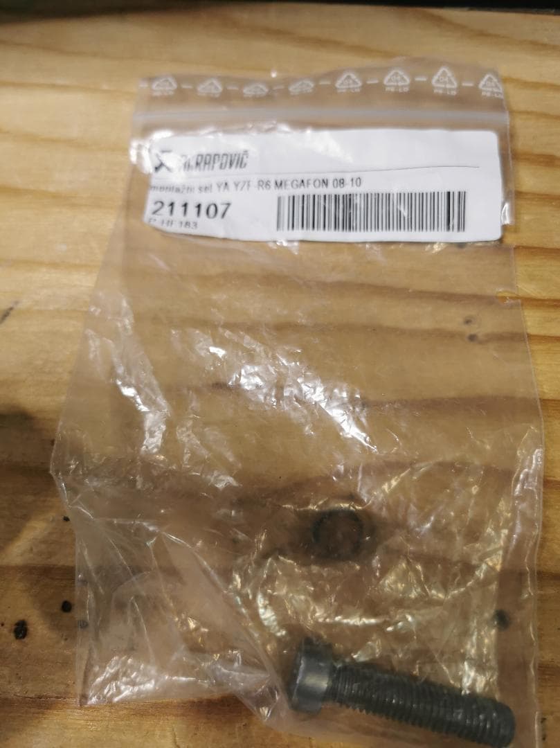 ほぼ新品 AKRAPOVIC アクラポビッチスリップオンYZF-R6(06~