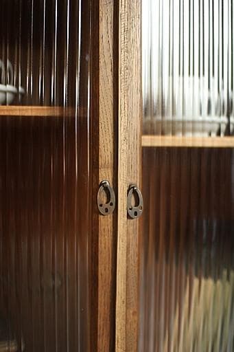 古い小ぶりな木枠のモールガラス戸棚　収納棚　食器棚　キャビネット　古家具