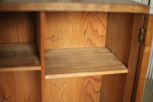 古い小ぶりな木枠のモールガラス戸棚　収納棚　食器棚　キャビネット　古家具