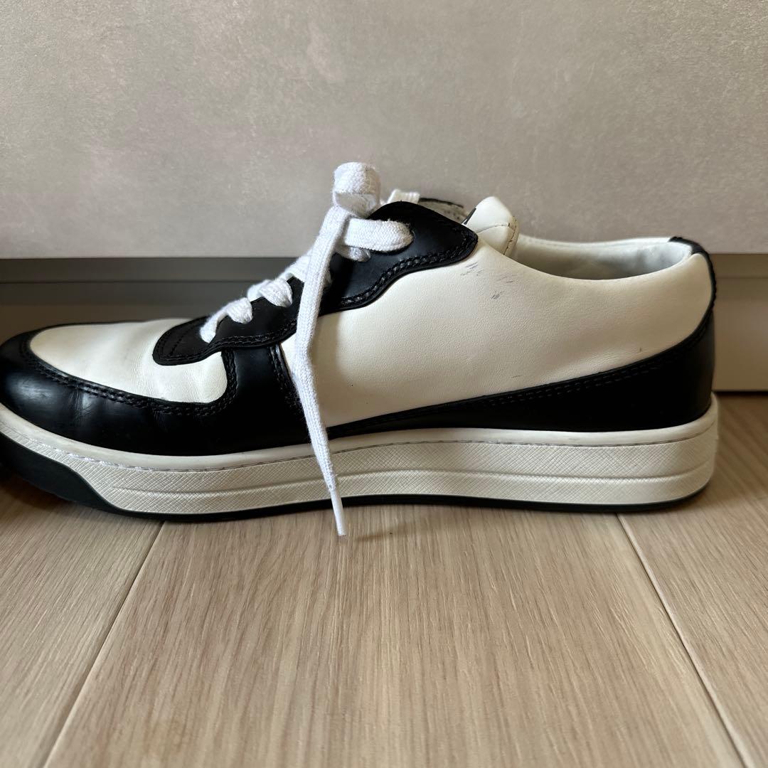 ろ*ん様 PRADA ホワイト ブラック スニーカー