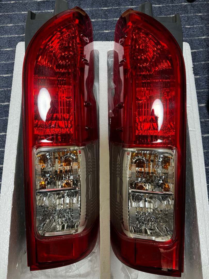 200系ハイエース 純正テールランプ 新車外し