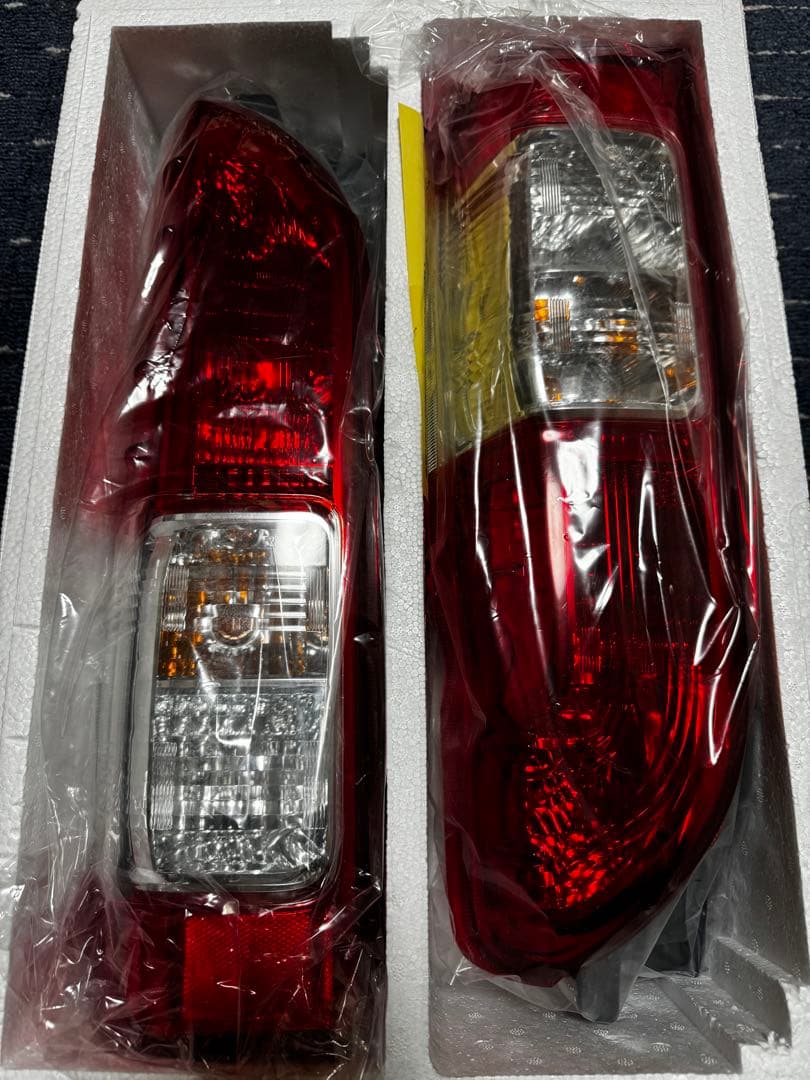 200系ハイエース 純正テールランプ 新車外し