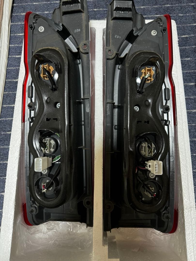 200系ハイエース 純正テールランプ 新車外し