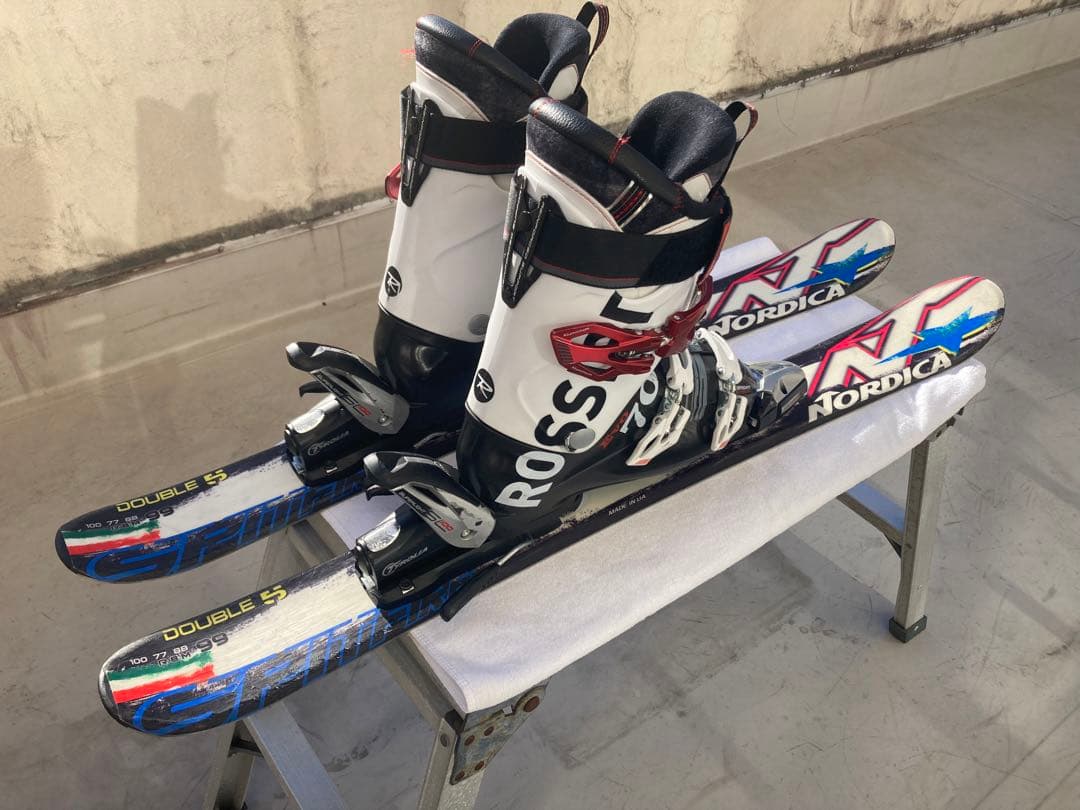 ショートスキー板と解放ビィンディングとブーツセット(ブーツ25.5cm黒赤)