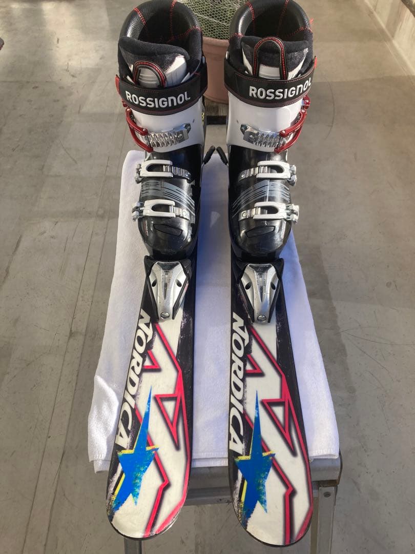 ショートスキー板と解放ビィンディングとブーツセット(ブーツ25.5cm黒赤)