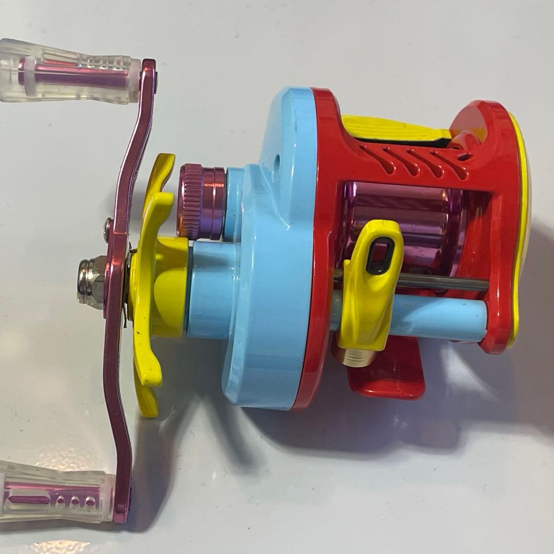 【新品未使用】マグネットブレーキ カラフル ベイトフィネスリール 右ハンドル