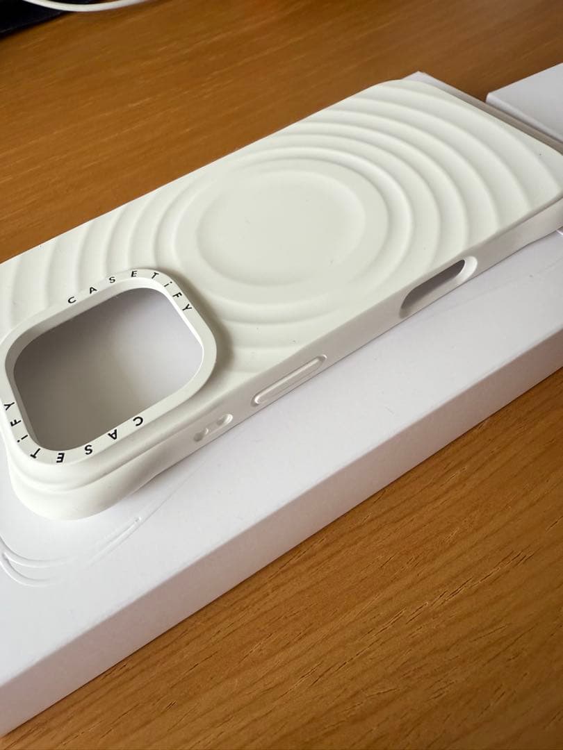 ケースティファイ ウェーブシリコンケース　iPhone16pro用