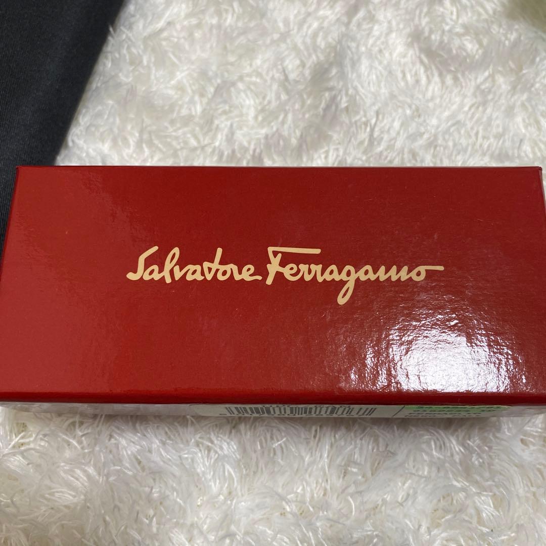 フェラガモ　バレッタ　美品　ヴァラリボン　金具　お洒落　箱付き