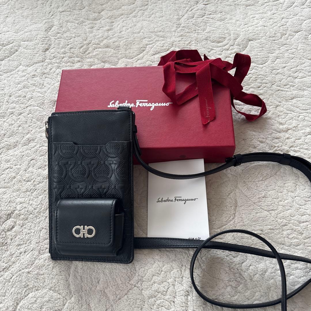 マロンJ★フェラガモ★　未使用スマホショルダーダブルガンチーニ