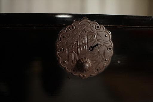 綺麗な丸金具庄内箪笥　2段