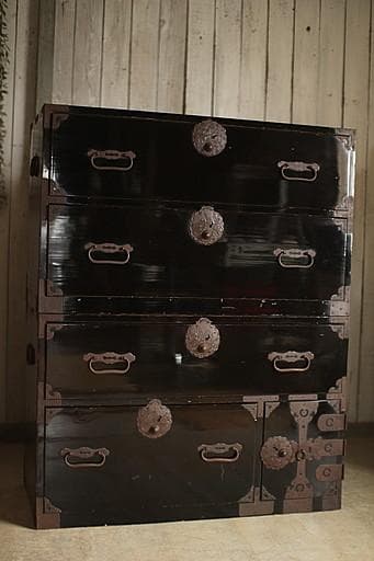 綺麗な丸金具庄内箪笥　2段