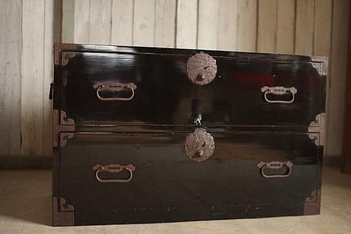 綺麗な丸金具庄内箪笥　2段