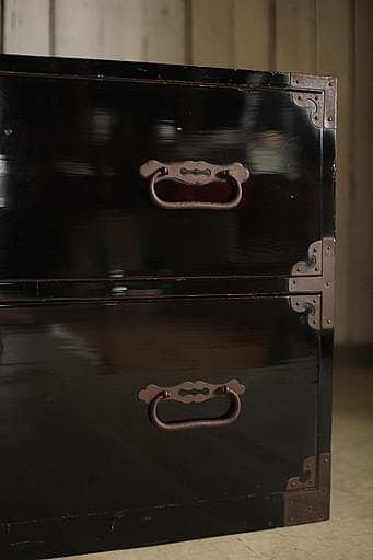 綺麗な丸金具庄内箪笥　2段