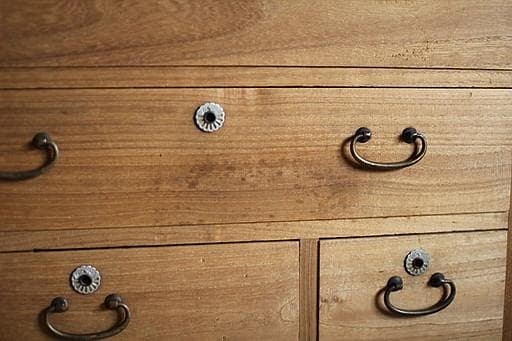 古い小ぶりな木製の引き出し5杯　タンス　チェスト　古家具