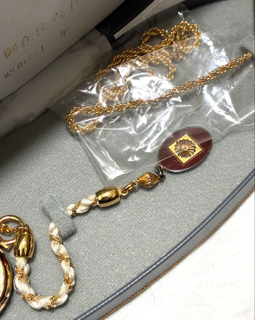 天皇陛下御在位六十年記念 懐中時計 金色 チェーン付き　電池交換済　美品