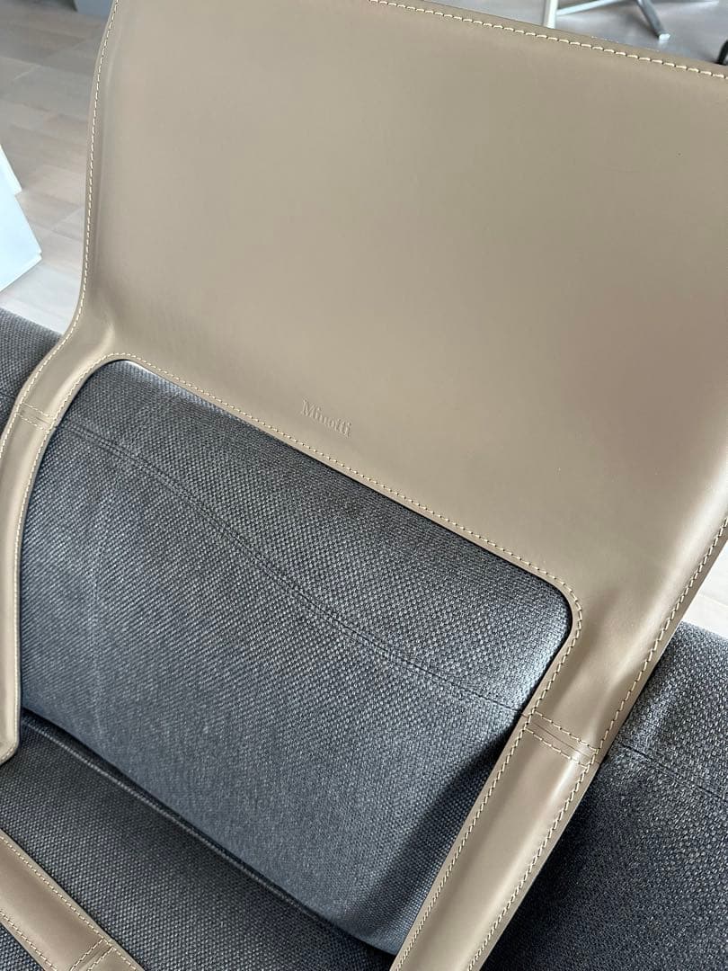 最高峰　ミノッティ　レザー 背当てクッション　グレージュ　1個