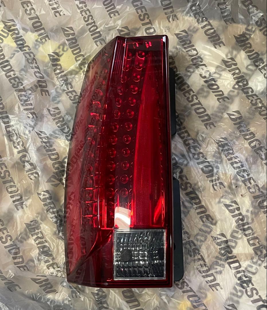 キャデラック　エスカレード　テールランプ　左側