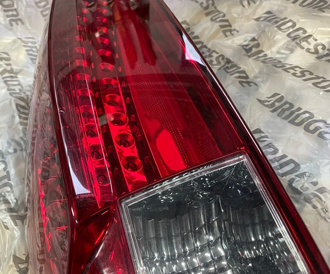 キャデラック　エスカレード　テールランプ　左側