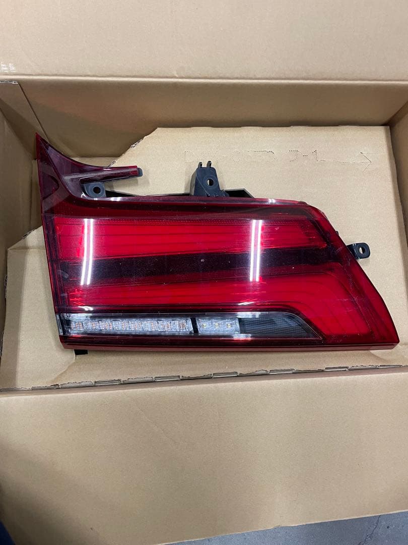 30アルファード　左バックランプ
