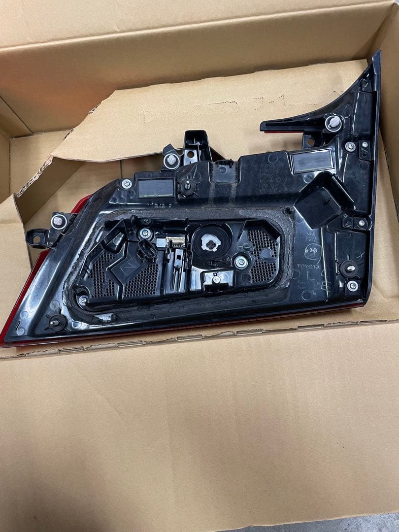 30アルファード　左バックランプ