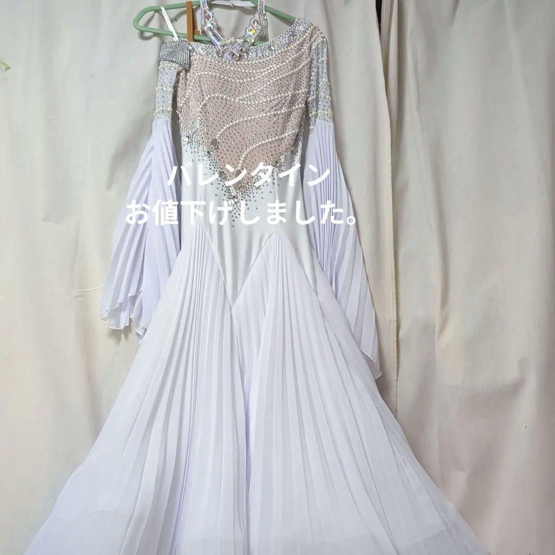 ホワイトオフショルダードレス