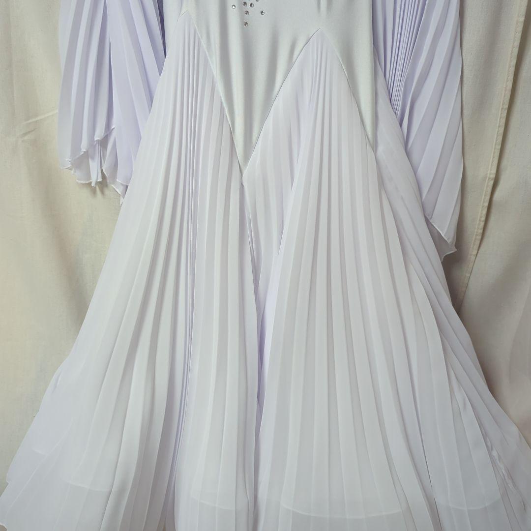 ホワイトオフショルダードレス