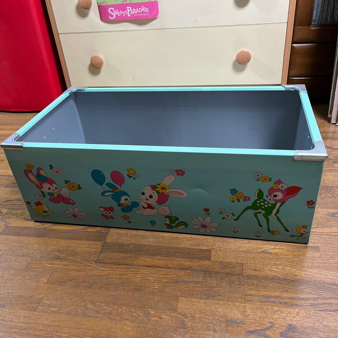 サッチャン様　可愛い絵柄ブリキの衣装箱