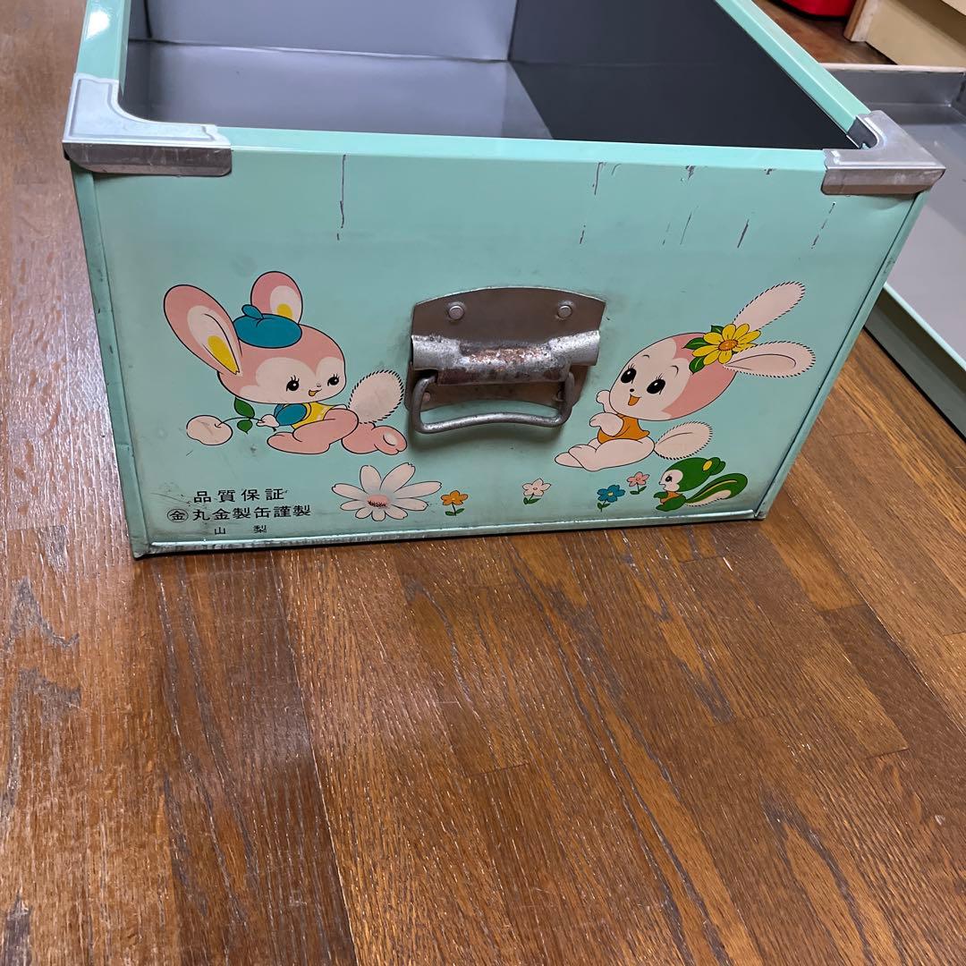 サッチャン様　可愛い絵柄ブリキの衣装箱