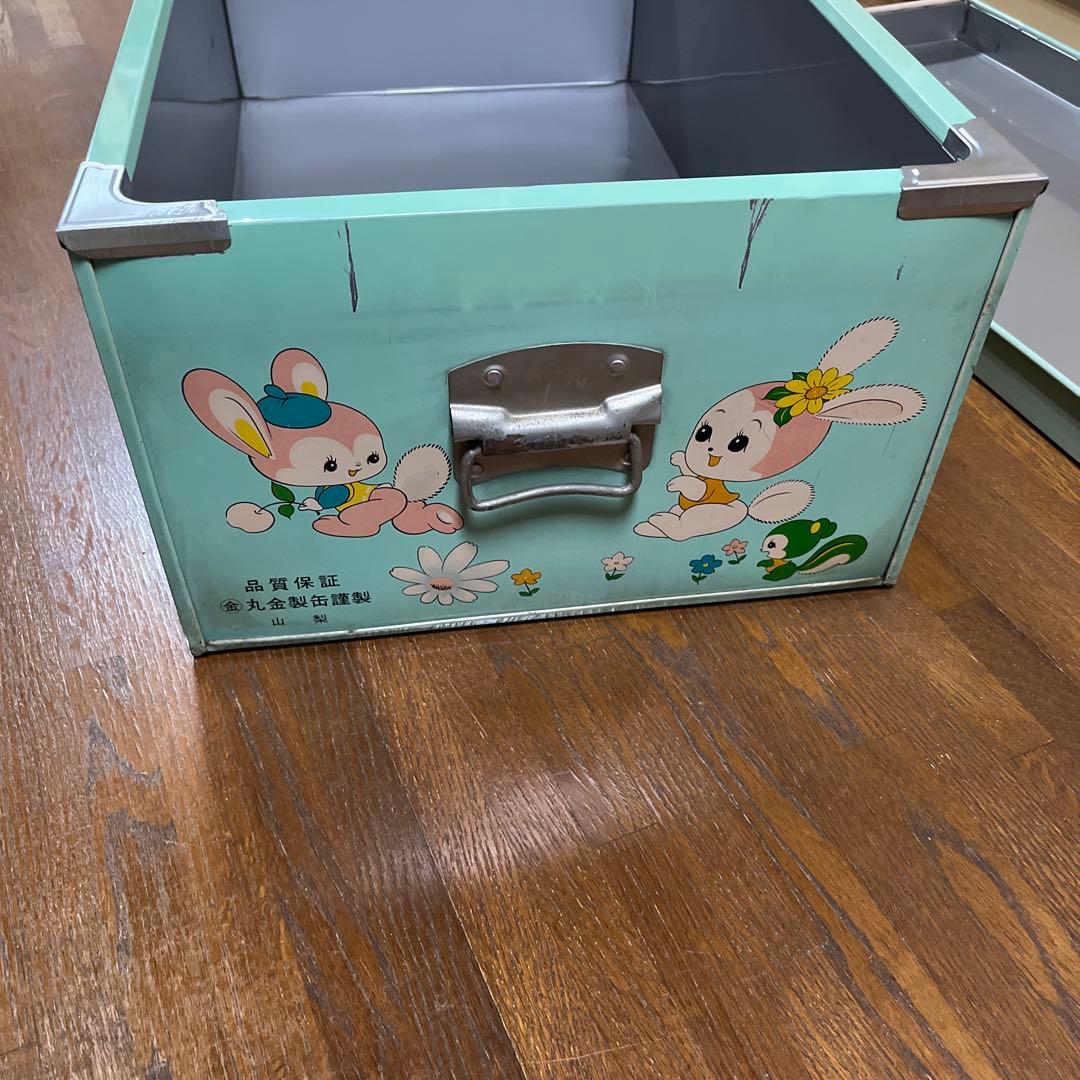 サッチャン様　可愛い絵柄ブリキの衣装箱