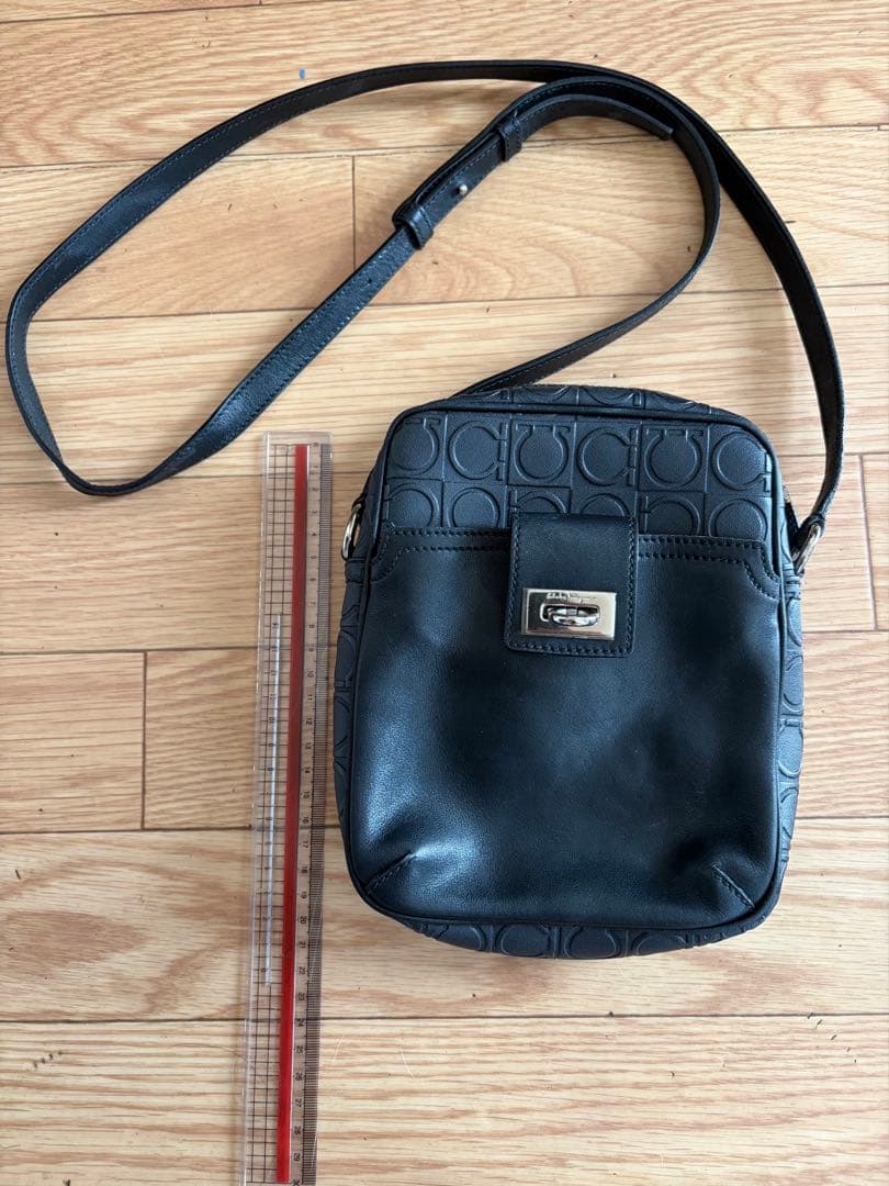 フェラガモ ショルダーバッグ ガンチーニ ブラック