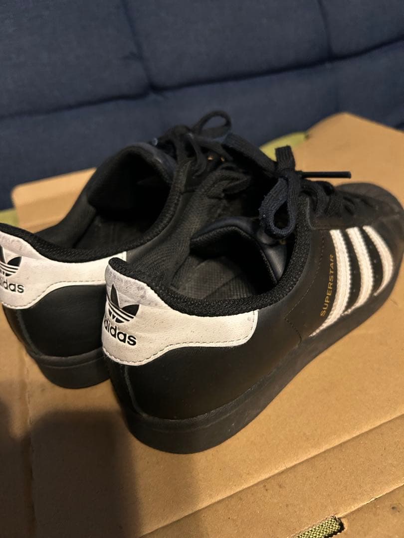 adidas ブラック スニーカー