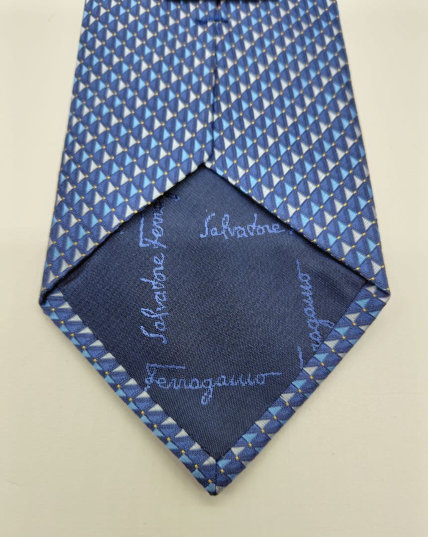 【Salvatore Ferragamo】新品　メンズシルクネクタイ　幾何学模様