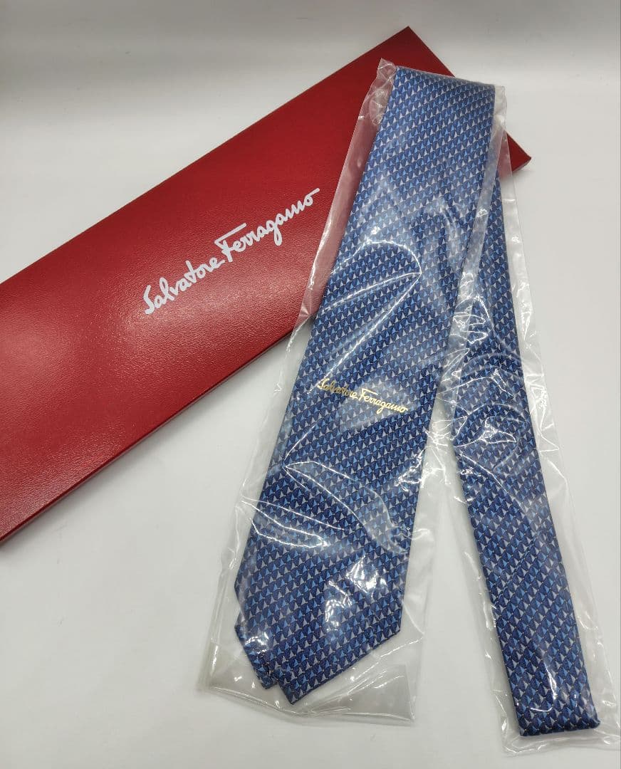 【Salvatore Ferragamo】新品　メンズシルクネクタイ　幾何学模様