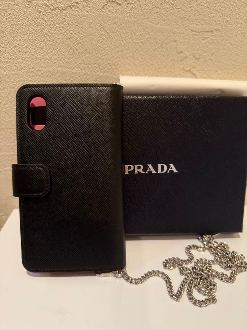 PRADA 手帳型レザースマホケース　iPhone 新品ギャランティカード付き