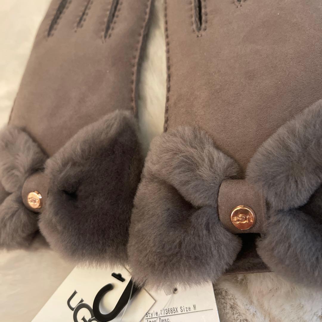 【新品タグ付き】UGG ファー付きリボン手袋 Mサイズ　グレー