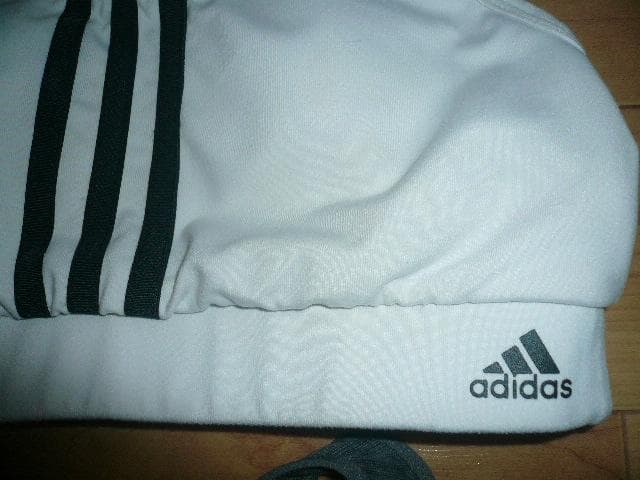 珍しいカラーデザインのアディダス ブラ＆グレー プーマブラ エクササイズ ヨガ