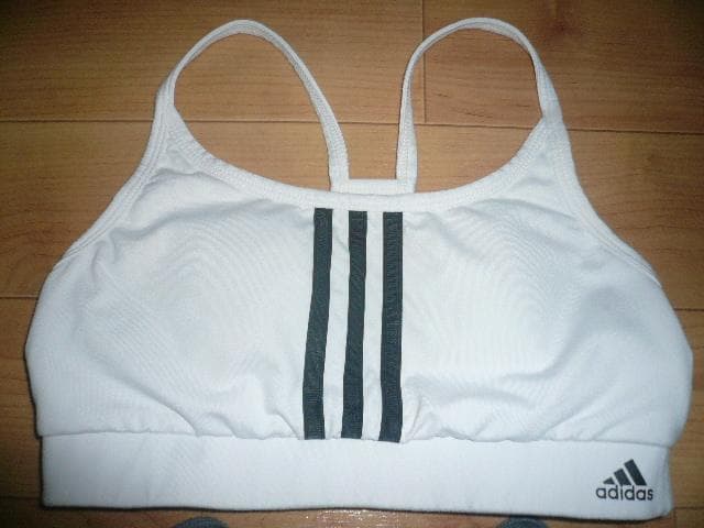 珍しいカラーデザインのアディダス ブラ＆グレー プーマブラ エクササイズ ヨガ